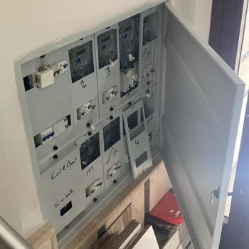 Elektrik Panosu Tehlikesi: Eksik Vidalar Ve Açık Kapaklar