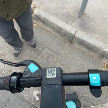 Hatalı Park Edilen Scooter Yüzünden Araç Hasarı
