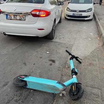 Hatalı Park Edilen Scooter Yüzünden Araç Hasarı