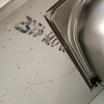 Mutfak Tezgahındaki Çatlak Ve Sararma Sorunu