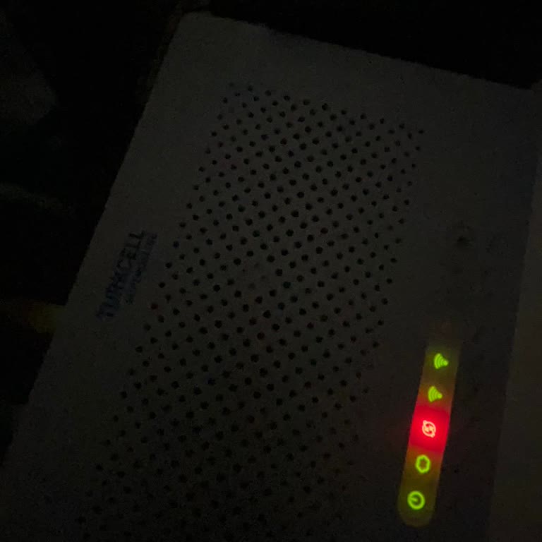 Sürekli Kesilen İnternetle Zorlaşan Eğitim Hayatı