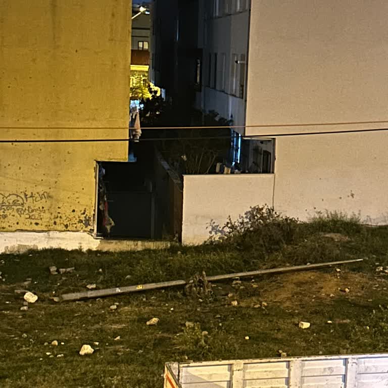 Tehlike Saçan Yıkılmış Direk: Çocuklar Risk Altında!