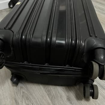 Ajet Gepäck beschädigt und keine Erstattung trotz Schadenserfahrung