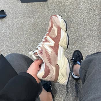 New Balance 9060 Modelinde Domuz Derisi Kullanımı Hakkında Bilgi Talebi