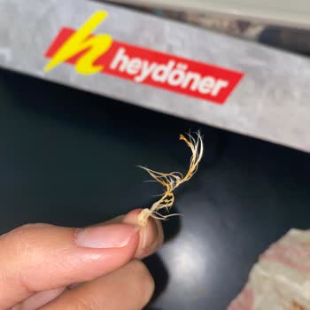 Hey Döner'de Sağlık Tehlikesi: Tavuk Tüyü Şoku!