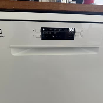 Electrolux Bulaşık Makinesi: Kirli Bulaşıklar Ve Renk Farkı Sorunu