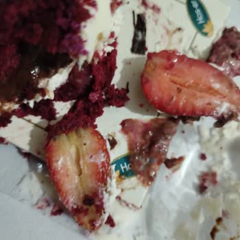 Bozuk Tatlılar Ve İlgisiz Hizmet