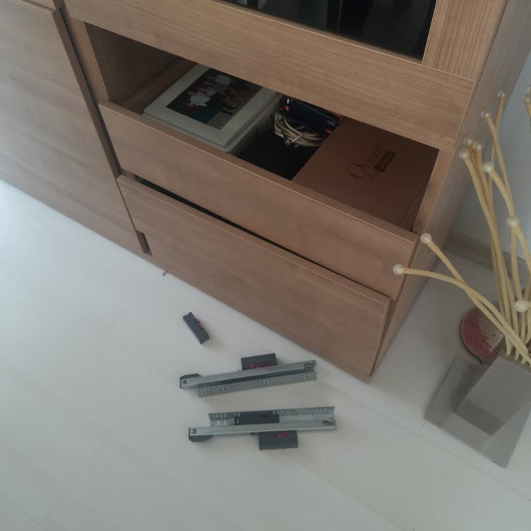 Tepe Mobilya Vitrin Çekmeceleri Sürekli Açık Kalıyor