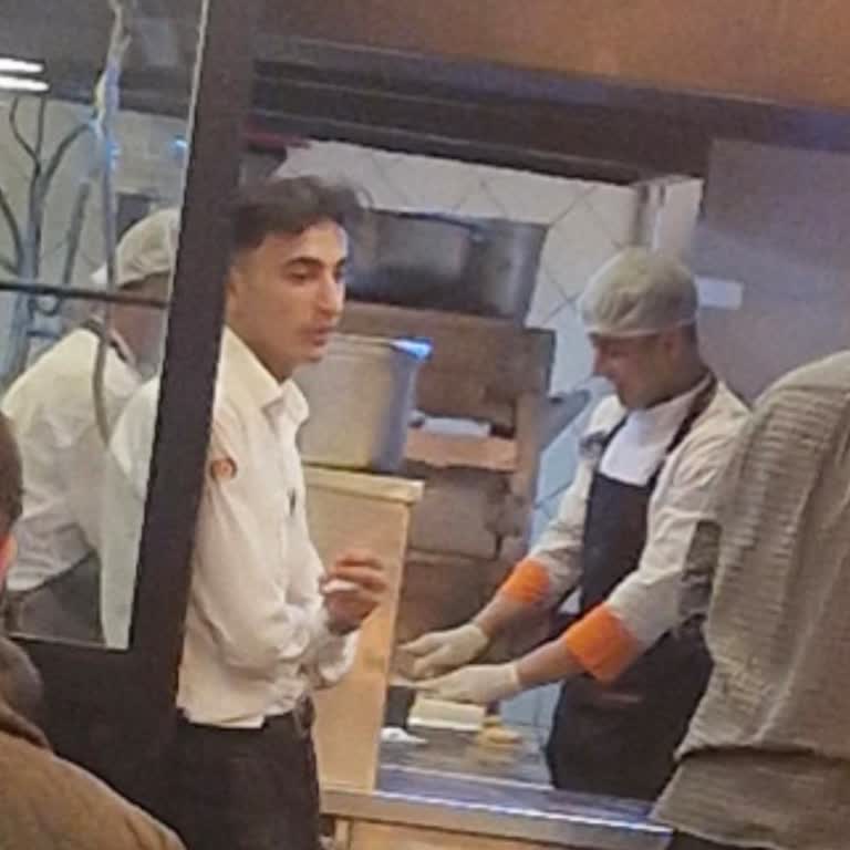 Restoranda İlgisiz Garsonlar Ve Duyarsız Hizmet