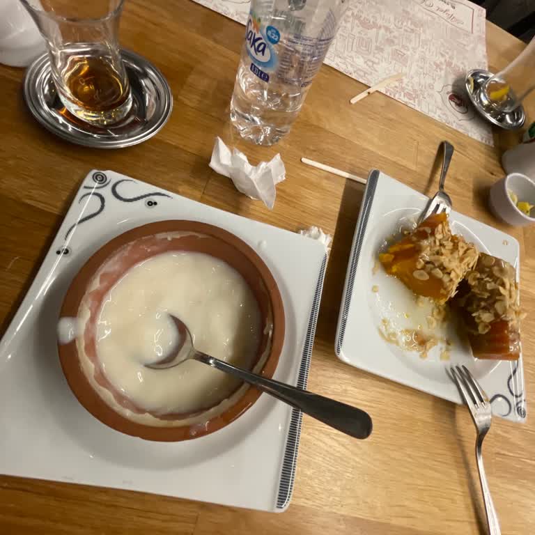 Restoranda Kötü Yemek Ve Tatlı Deneyimi