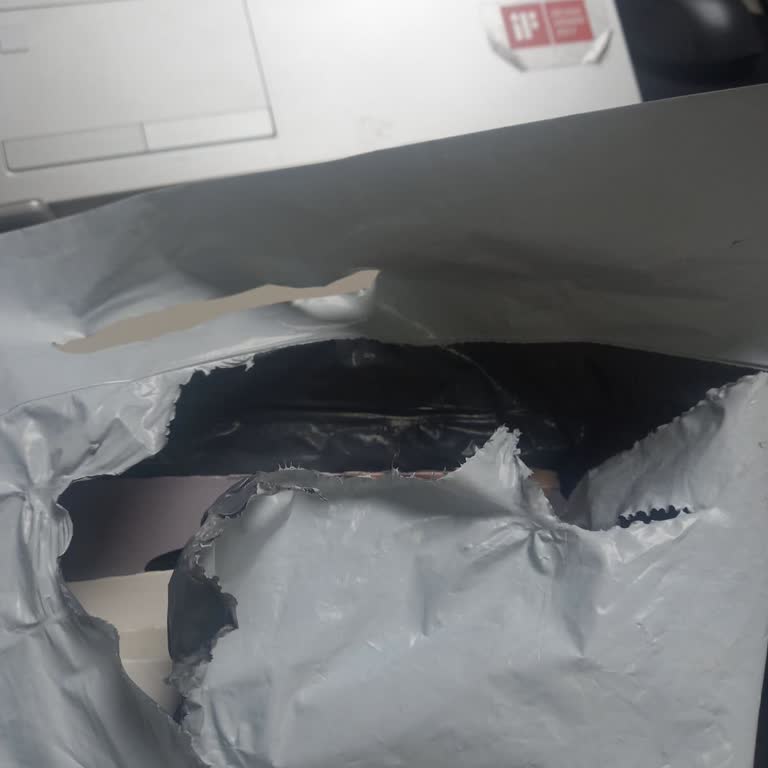 Penti siparişim bilerek özenle açılmış da içine bakılmış gibi yırtık geldi