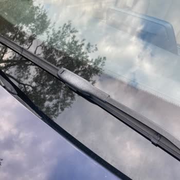 BMW F30 Kronik Sorunları: Fitil Çatlaması Ve Silecek Renk Değişimi