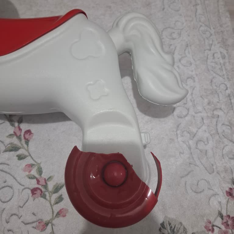 Sallanan Atın Kırık Tekerleği İçin Yardım Talebi