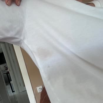 Yves Saint Laurent Libre Le Perfume Stains Clothing