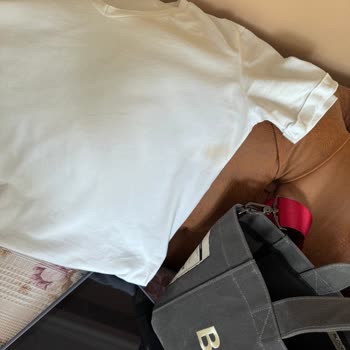 Yves Saint Laurent Libre Le Perfume Stains Clothing