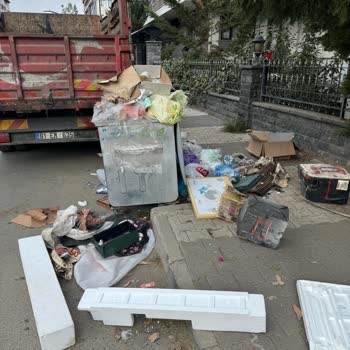 Maltepe Çınarlı Sokakta Çöp Sorunu Ve Engelli Vatandaşlar İçin Risk