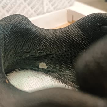 Puma Ayakkabıda Delikler Ve Renk Farklılıkları