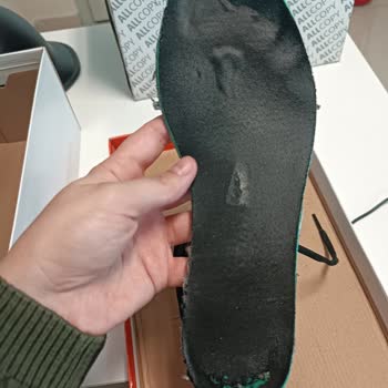 Puma Ayakkabıda Delikler Ve Renk Farklılıkları