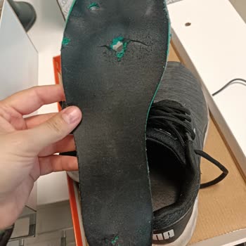 Puma Ayakkabıda Delikler Ve Renk Farklılıkları