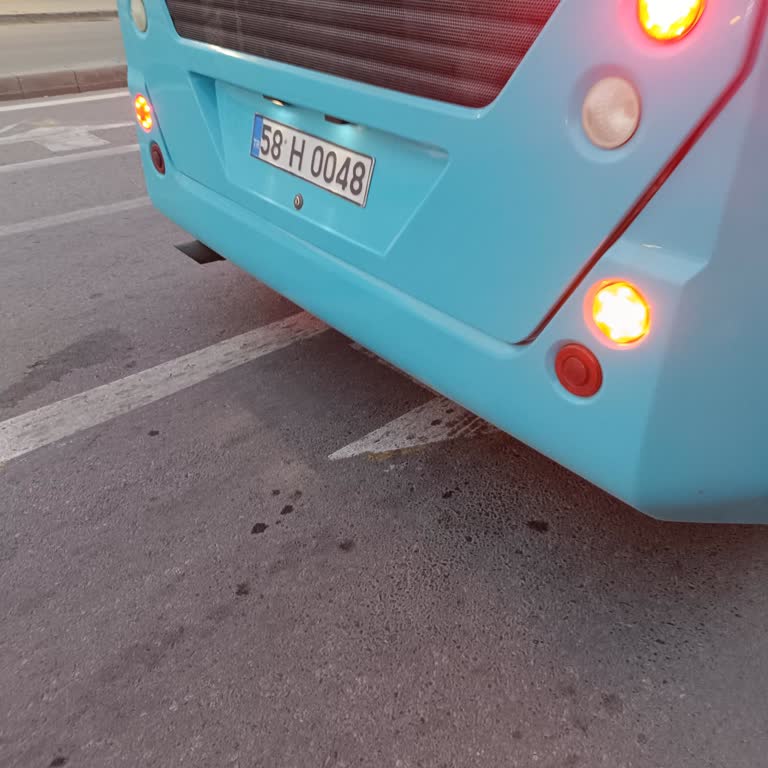 Otobüs Şoförünün Tehlikeli Ve Saygısız Davranışı