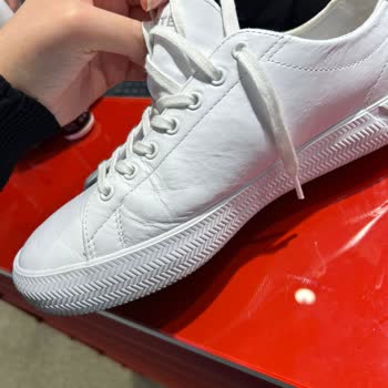 Üç Saatte Dağılan Ayakkabı