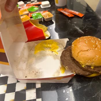 Dağılmış Ve Soğuk Hamburgerler: McDonald's Siparişimiz Hayal Kırıklığı Yarattı