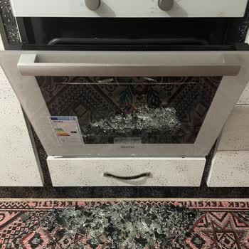 Simfer Fırın Camı Beklenmedik Şekilde Patladı