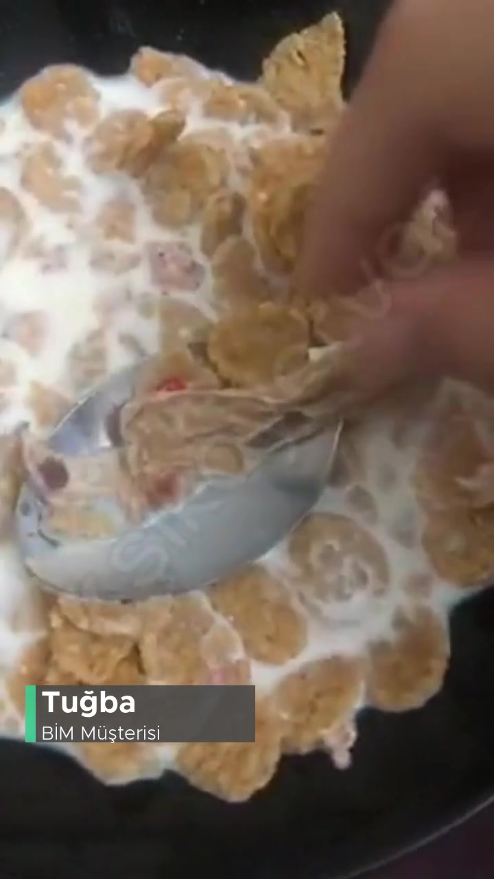 BİM Kelly's Çilekli İçinden Çıkan Şey Nedir? videonun kapak resmi