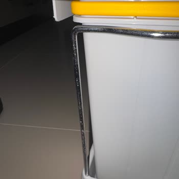 Kullanılmış Ve Paslı Çöp Kovası Hayal Kırıklığı