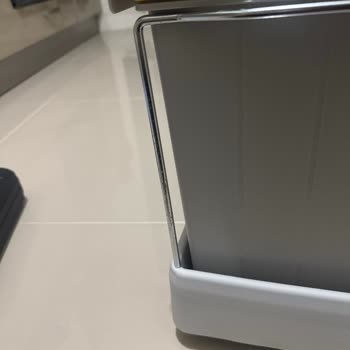 Kullanılmış Ve Paslı Çöp Kovası Hayal Kırıklığı