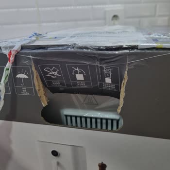 Dikkatsiz Kargo Teslimatı: Kutu Kapıma 20 cm Kala Fırlatıldı!
