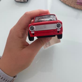 Eksik Parçalı Oyuncak Araba Ve Sürekli Artan Fiyatlar