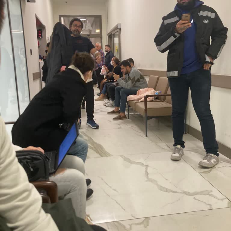 Acil Serviste Uzun Bekleme Ve Kötü Personel Tutumu