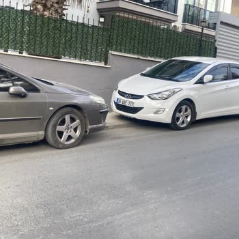 Kaldırımlara Park Eden Araçlar Yüzünden Tehlike Ve Hakaret