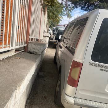 Kaldırımlara Park Eden Araçlar Yüzünden Tehlike Ve Hakaret