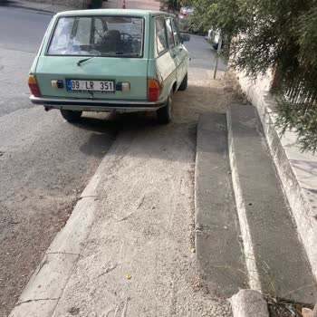 Kaldırımlara Park Eden Araçlar Yüzünden Tehlike Ve Hakaret