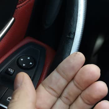 BMW 3.20i Has Melting Door Handles and Peeling Steering Wheel Leather in 2 Years