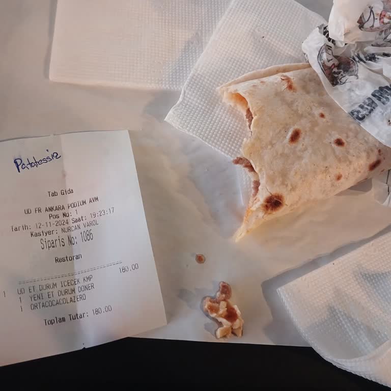 Usta Dönerci'de Et Dönerden Çıkan Kemik Parçası Şoku