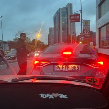 Denizbank Önünde Park Krizi Ve Çalışanların Tavrı