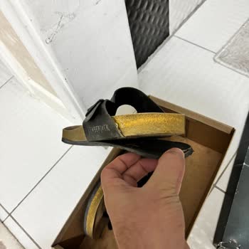 FLO'dan Alınan Terlik Kısa Sürede Bozuldu