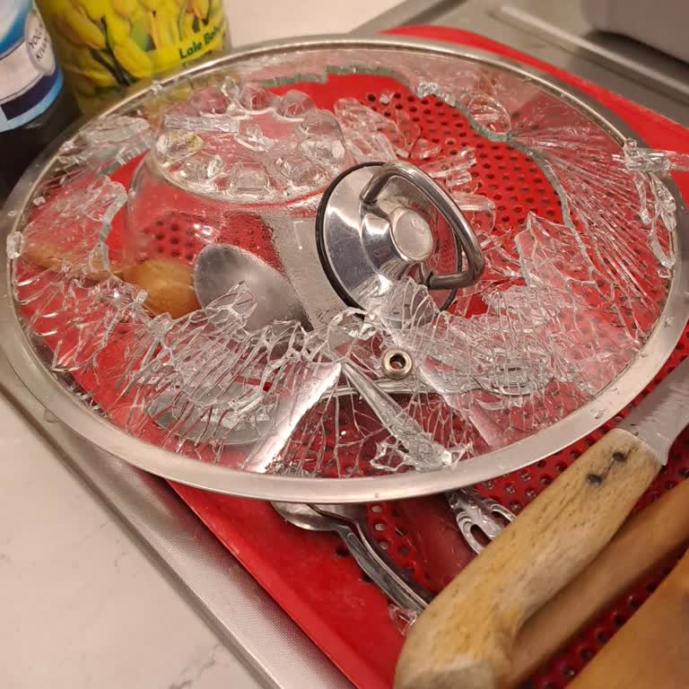 Karaca Tencere Setinin Kapağı Patladı