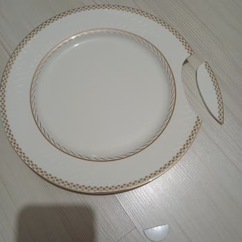 Kırık Çıkan Yemek Takımı Ve İlgisiz Müşteri Hizmeti