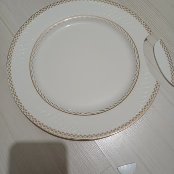 Kırık Çıkan Yemek Takımı Ve İlgisiz Müşteri Hizmeti