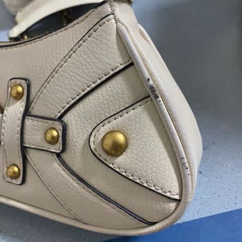 Guess Çantamda 20 Günde Deformasyon