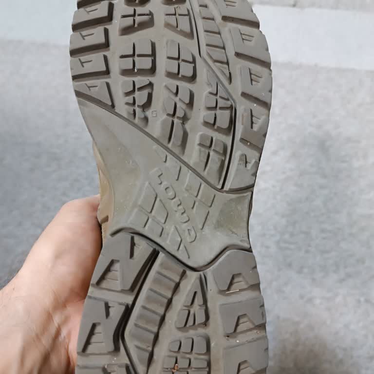 Lowabot Ayakkabı Islak Zeminde Kayma Sorunu