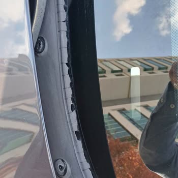 BMW 5.20 D Model Araçta Beklenmedik Parça Çatlakları