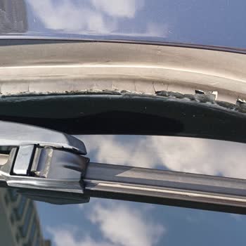 BMW 5.20 D Model Araçta Beklenmedik Parça Çatlakları