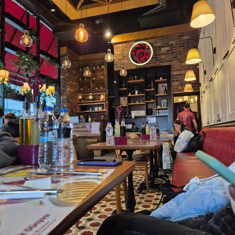 Kadıköy Tavuk Dünyasında Yavaş Servis Ve İlgisiz Garsonlar