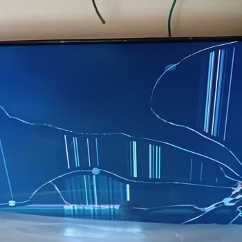 Kırık Ekranlı Televizyon Ve İlgisiz Müşteri Hizmetleri