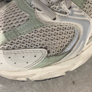 New Balance 530 zapatos con deformación de malla, negada la garantía dos veces